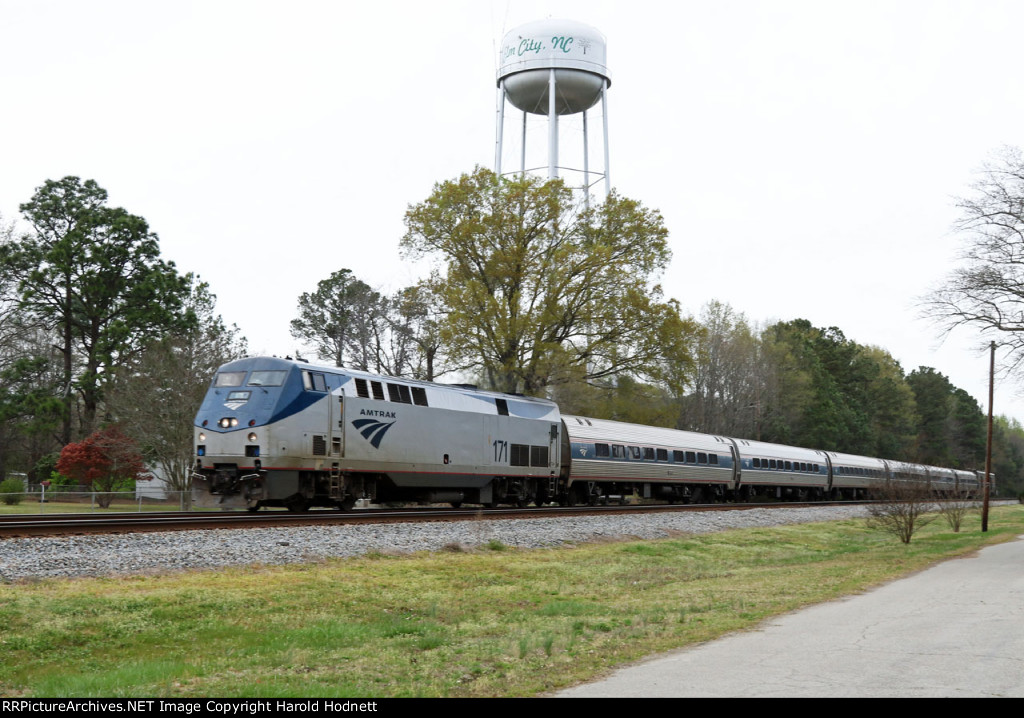 AMTK 171 leads train P089 southbound